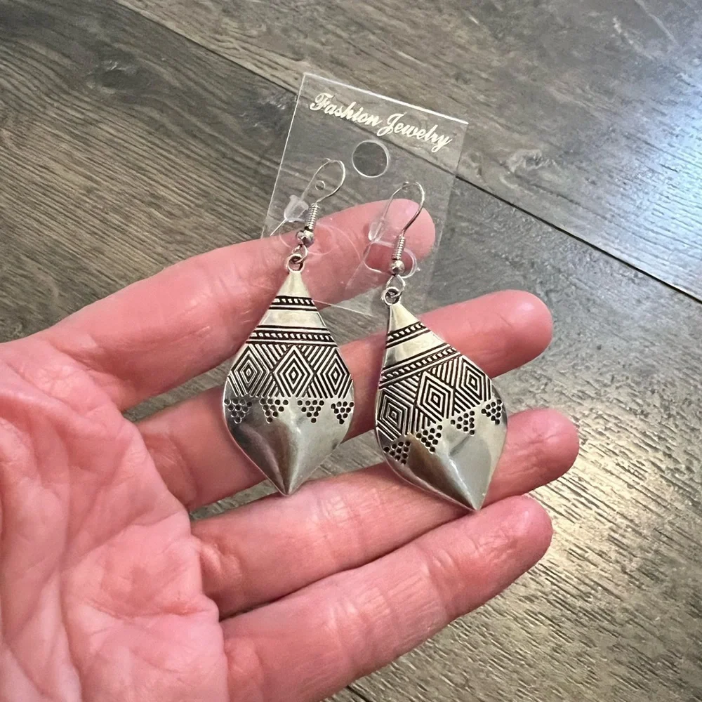 Silver Tone Fashion Jewelry Earrings‎ NEW